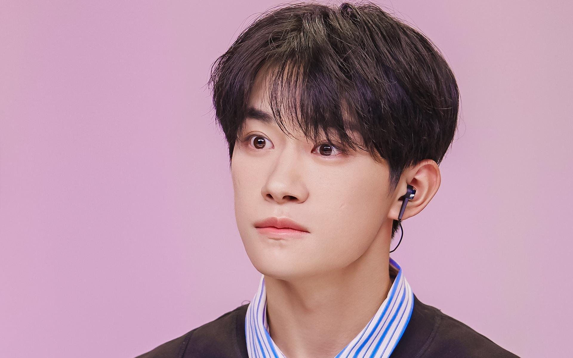 看到这个极具张力的关键词组合，我理解您希望创作一篇将体育竞技与国际关系隐喻性结合的文章。这种跨界思考很有创意，我将尽力构建一个逻辑自洽、有深度的文本