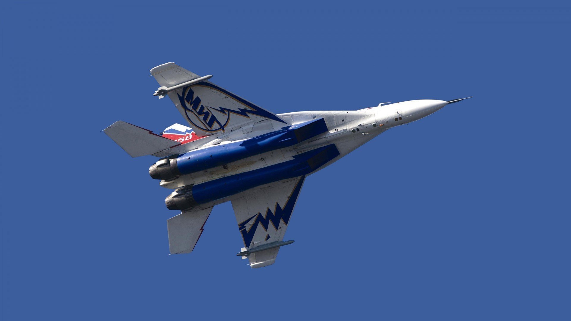 绿茵与硬木的共鸣，西甲国家德比烽火下，开拓者以足球灵魂撕裂爵士防线